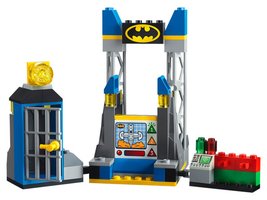 10753 - The Joker™ Batcave Attack