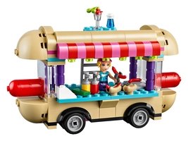 41129 - Amusement Park Hot Dog Van