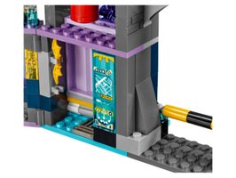 41237 - Batgirl™ Secret Bunker